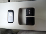 前席の窓の開閉は電動になりますので、便利ですよね。