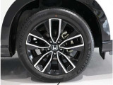 足もとをシャープに引き締める、HONDA純正アルミホイール付きのお車でございます。