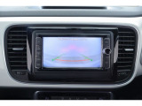 リヤビューカメラ:車両後方をモニターに映しだし、画面にはガイドラインが表示され車庫入れや縦列駐車を容易にします!