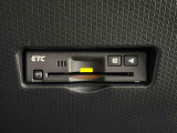 ETCカードを挿入することで高速道路を利用する際の支払いがキャッシュレスになったり、ETCスマートインターチェンジが利用できたり、とても便利なアイテムです!保証は修理保証のみとなります。