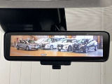【インテリジェント ルームミラー】車両後方のカメラ映像をミラー面に映し出すので、車内の状況や、天候などに影響されずいつでもクリアな後方視界が得られます!