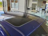メーカーオプションのサンルーフを装備!チルトアップ機能も備わっており、空気の入れ替えにも使用できます!曇りの日でもサンシェードを開けることで車内が明るくなり、快適な運転を楽しむことが出来ます!
