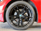 【BMWアロイホイル】軽量かつ強度に拘ったアロイホイル。走行性能ポテンシャルを引き出す設計。車の足元を引き締めてくれる大きなポイントはアロイホイルです。
