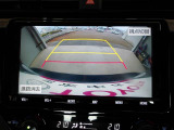 バックモニター付きで慣れない駐車場や車庫入れをサポートします。