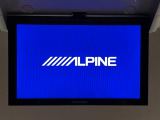 【10.2インチ後席モニター】家族や友人とお出かけする機会が多い方に大人気の後席モニターを装備!見やすい位置に画面がありテレビやDVDの視聴も快適!友達もお子様も、後席にしか乗らなくなるかも??
