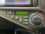 【オートエアコン】一度お好みの温度に設定すれば、車内の温度を検知し風量や温度を自動で調整。暑い&hellip;寒い&hellip;と何度もスイッチ操作をする必要はありません。快適な車内空間には必須の機能ですね♪