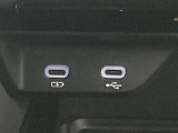 こちらのクルマはUSB接続コネクタも装備されています♪スマホの充電などにお使い下さい。ご旅行中での充電切れも、これなら心配いりませんね!