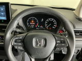 ステアリング右手側に安全運転支援機能のホンダセンシングをコントロールするスイッチ、左手側にオーディオ関連のコントロールスイッチを配置、視線を逸らすことなく運転に集中できます