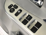【電動格納ミラー】サイドミラーは電動格納式となっており、狭い駐車場でもキズがつくリスクを抑えられます。