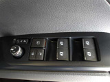 パワーウィンドウスイッチで運転席から全席の窓の開閉ができます。