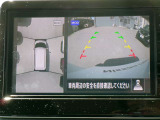 リバースにシフトするとまるで上空から見下ろしているような感じにナビゲーション画面に映し出します