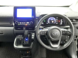 運転席からの視界はこんな感じです☆お気軽にご来店いただき、実際に座って是非お確かめください。ドライバーに寄り添う快適な操作フィールをもたらすステアリングです。