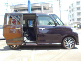 両側パワースライドドアは、車両の両側に電動で開閉できるスライドドアを備えた機能で、特に子育て世代や荷物の出し入れが多い方に便利です。