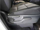 【ハイトアジャスター】レバーの上下操作だけで、座面を運転しやすい高さへ簡単に調節できます。
