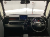 運転席と助手席の間はすっきり、移動も楽々です。さっと手が届く位置にATセレクトレバーやエアコンスイッチなどがあり操作性に優れています