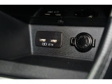 小物の収納に便利なセンタートレイには携帯等のデバイスの充電可能なUSB出力電源付です。