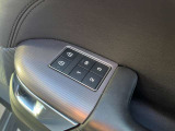 【シートメモリー機能】運転席・助手席共に3つ設定ができるシートメモリーを装備。ご家族や複数人運転する場合は大変重宝される装備になります。ワンタッチでお好きなシートポジションに自動で変更されます。