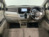 【インパネ】運転のしやすさを最優先に設計された見晴らしの良いフロントビュー。車両間隔が掴みやすく狭い道でも安心♪「安全」と「品質」を最優先に、安心してお乗りいただけるクルマを提供いたします。