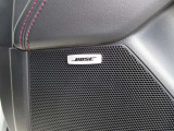 BOSEサウンドシステムを搭載。「良い音を出す」ではなく、その車種のごとに特徴を計算(車種専用設計)し、「反響音」を作り出すことによってどの座席でも自分中心で音が聴こえ、「心地よい空間」を作り出します。