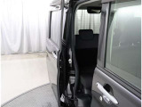 両側パワースライドドア付きだから、狭い駐車スペースなどでの 乗り降りラクラク!小さなお子さまのいるご家庭には嬉しい装備。