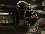 CVT車のセレクトレバーです。低速から高速まで、変速ショックのないスムーズな走りと、エンジン効率のよい領域を維持して燃費にも貢献します。サイドブレーキはスイッチ操作の電子制御パーキングブレーキです。