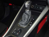 電動パーキングブレーキ・ブレーキホールドを装備してます。ホールド機能は信号待ちが多い一般道で疲労軽減になり、大好評です!