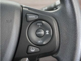 ◆アダプティブクルーズコントロール◆予め設定した車速内でクルマが自動的に加減速。前走車との適切な車間距離を維持しながら追従走行します。【LKAS】車線維持支援システムでステアリング操作を支援。