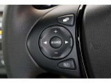 ハンドル左部分でオーディオ操作が可能。そのため、運転中でも目線をずらさずに安全運転♪