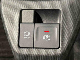 指先だけで簡単に操作が可能な電動パーキングブレーキを採用。「HOLD」スイッチを押すと、渋滞や信号待ちなどでブレーキペダルから足を離しても、ブレーキを保持するので安心です