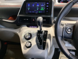 運転席周辺のスマートなレイアウトが、操作のしやすさを実現。快適なドライブをサポートします。