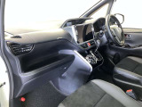 運転席周りのレイアウトをご覧ください。ナビゲーションが綺麗に装着されすっきり収まってますね!