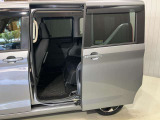 左側電動スライドドアは、子供の送り迎えの際に運転席からドアの開閉ができるので便利です。ルーフが高いので大人のかたの乗り降りもしやすいですよ★