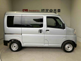 車両右側面からの写真になります。車をご覧になりたい時はお気軽に最寄りの店舗へご相談下さい。