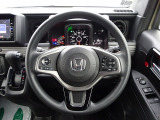 ハンドル左側にはオーディオ操作が出来るオーディオリモートコントロールスイッチ、右側にはHonda SENSINGとオートクルーズコントロールのスイッチを装備!