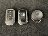 スマートキーを装備しています。鍵を差し込むことなくドアロックの開け閉めと、スタートボタン操作でのエンジンスタートができます。加えて、純正リモコンエンジンスターター用の操作キーもついています。
