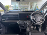 視界広々で非常に運転しやすくロングドライブでも疲れを感じさせないすっきりとまとまったインパネ周りです。