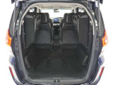 ◆サードシートは跳ね上げ式で、使用しない場合は荷室の拡大ができます。さらに広々なラゲッジスペースの出来上がりです!