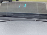運転視界の遠方上方に虚像を投影することで前を見ながら情報の視認ができます。本当にドライバーが必要な情報を適切に伝え、楽しんで頂くことを考えた新世代装備です。※虚像は1.5m前方に浮かぶイメージです。