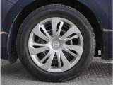 【ホイールキャップ】車に良く似合う純正ホイールキャップが装備されています。各種社外アルミホイールや、スタッドレスタイヤも取扱いしております。是非ご相談ください。