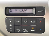 【オートエアコン】一度お好みの温度に設定すれば、車内の温度を検知し風量や温度を自動で調整。暑い&hellip;寒い&hellip;と何度もスイッチ操作をする必要はありません。快適な車内空間には必須の機能ですね♪