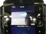 ドライバーから死角になりがちな左前方(助手席側)の映像を車内の11.6インチディスプレイに表示致します。ドライバーの死角となりやすい車体左側を確認できるので、狭い道で威力を発揮します。