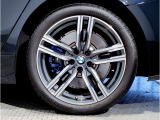 【BMWアロイホイル】軽量かつ強度に拘ったアロイホイル。走行性能ポテンシャルを引き出す設計。車の足元を引き締めてくれる大きなポイントはアロイホイルです。