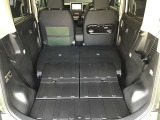 後部のシートを倒すとこんなに広々空間が!大きなお荷物を乗せる時でも心配ありません!