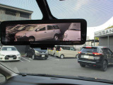 インテリジェントル-ムミラ-付です。切り替えレバーで車両後方の映像をミラーに映し出すので車内の状況や天候に左右されず、とっても見やすいです!
