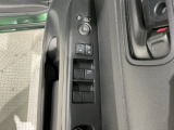狭い駐車場で便利な電動格納ドアミラーが付いています。