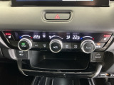 運転席/助手席シートヒーターで寒い日もすぐに温かくなり快適に過ごせます。3段階の温度調整が可能です