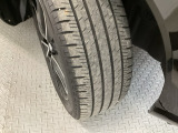 安全に走行するためには空気圧の確認をはじめ溝の深さ、ひび割れの等の点検が必要です。点検時に交換が必要と判断した場合は交換いたします。