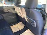 助手席側後部座席には稼動格納式簡易テーブルが装備されています。また後部座席左右ウインドウには引き上げ式サンシェードが装備されています。