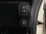 ハンドルの右側にはヘッドライトレベライザーとVSA(ABS+TCS+横滑り抑制)の解除スイッチがついています。ヘッドライトレベライザーは道路状況や積荷の加重に応じてライトの高さを調節できます。