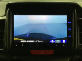 ギヤをR(バック)に入れるとナビの画面に後ろの映像が映るリアカメラ付です。後退時、コンディションが悪い視界でもカラーバックモニターがドライバーをサポートします。